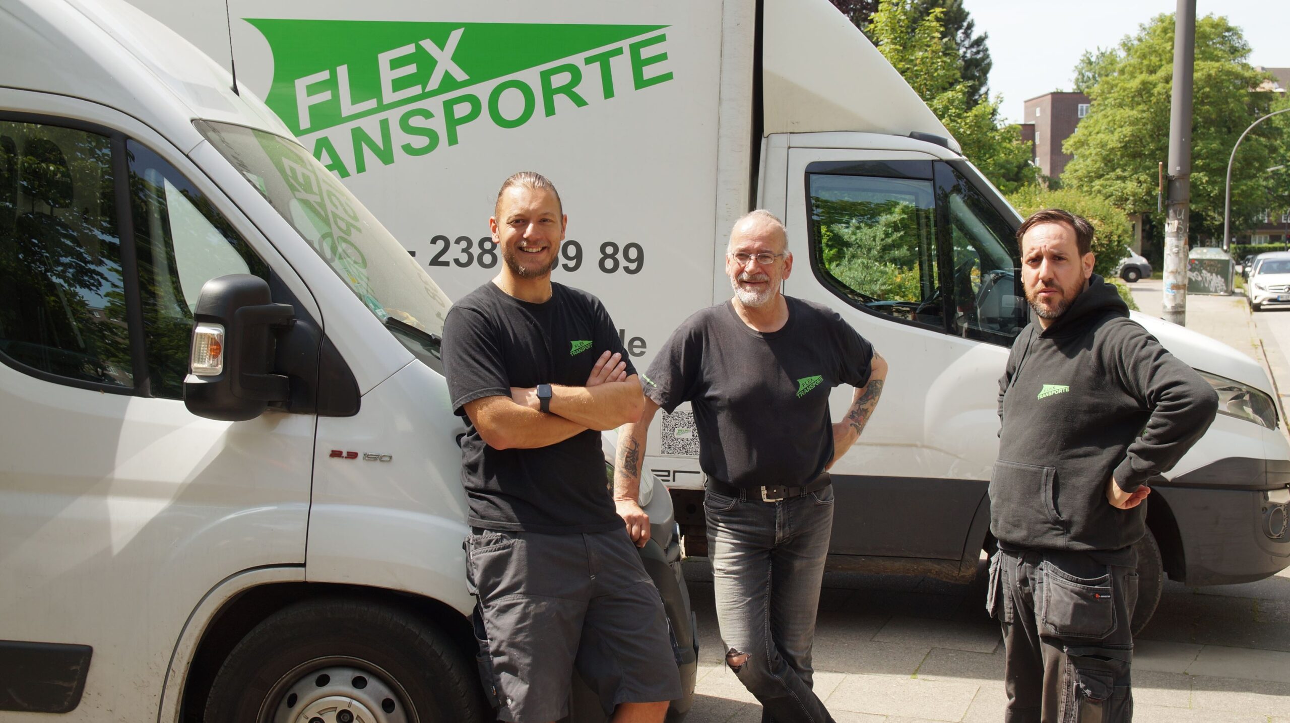 Unser Flex Transporte Team vor dem Umzugswagen