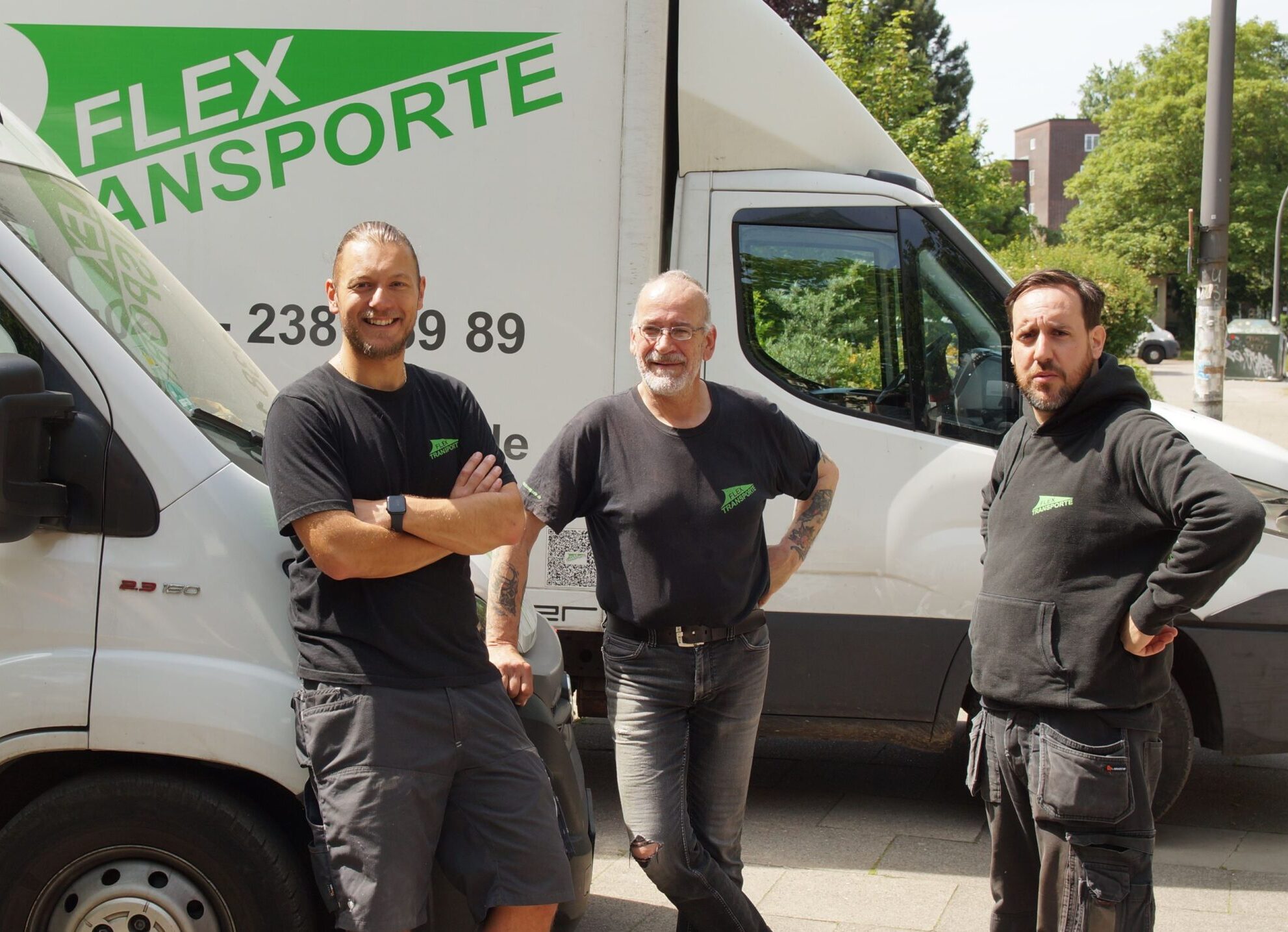 Unser Flex Transporte Team vor dem Umzugswagen